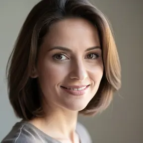Close-up portrait of a friendly French woman in her 30s, natural smile, soft daylight, neutral background, realistic photography, sharp focus, head and shoulders, no text, no logos